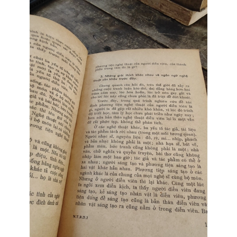 Nghệ thuật biểu diễn hiện thực tâm lý - Đình Quang 1026961