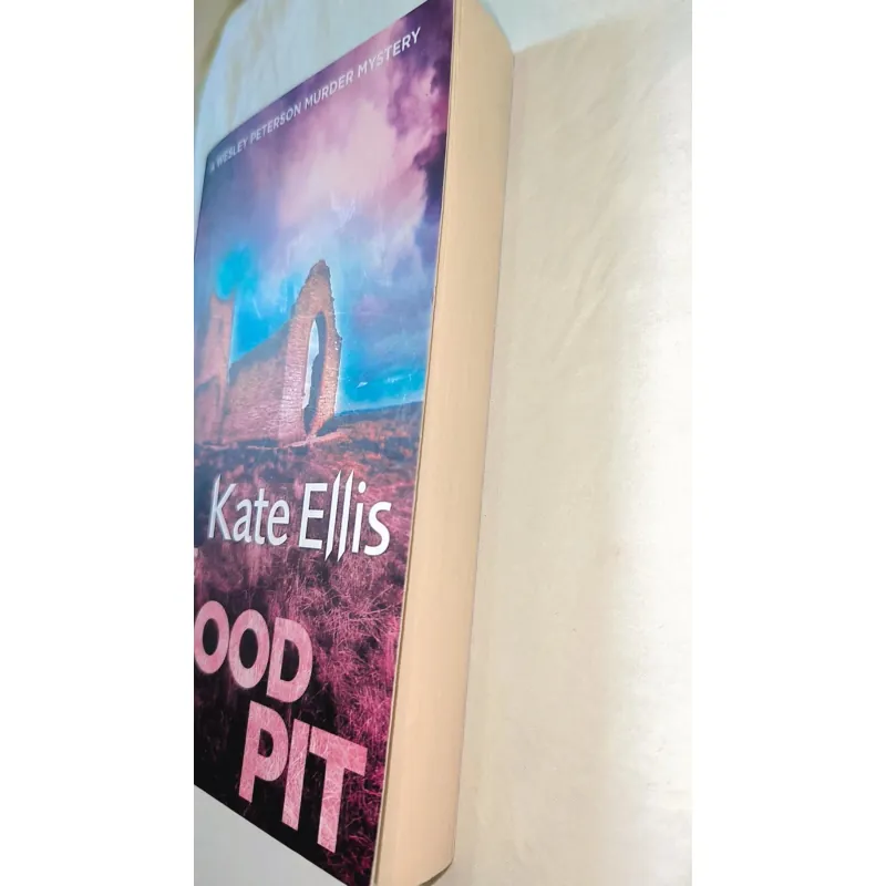 Crime / Mystery / Thriller – Kate Ellis | THE BLOOD PIT 749578
