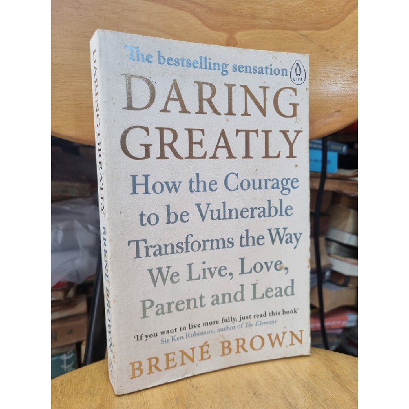 DARING GREATLY : HOW THE COURAGE TO BE VULNERABLE TRANSFORMS THE WAY WE LIVE, LOVE, PARENT AND LEAD (BRENÉ BROWN) 120116