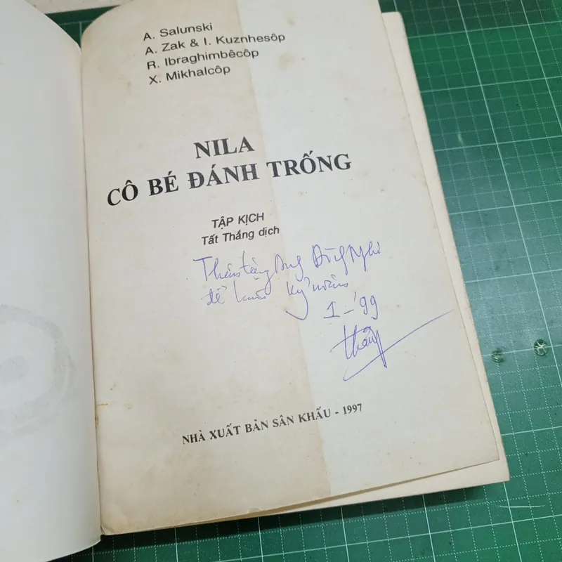 Nila Cô bé đánh trống 560288