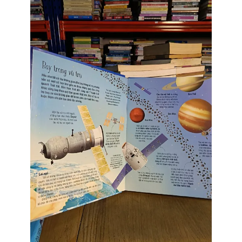 Cuốn sách khổng lồ về tên lửa và các thiết bị vũ trụ - Louie Stowell & Gabriele Antonini (Thu Phong dịch) 708858