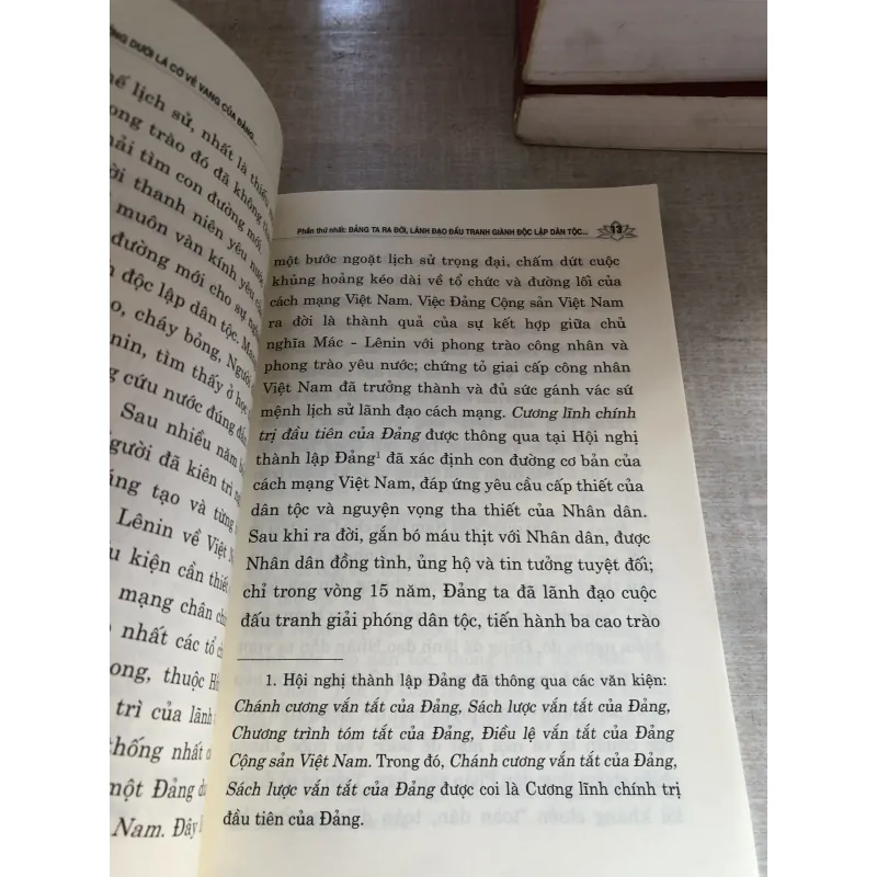 Tự hào và tin tưởng dưới lá cờ vẻ vang của Đảng 782810