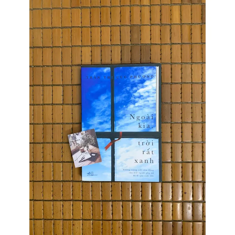 Ngoài kia, trời rất xanh Trần Thị Cúc Phương 689936