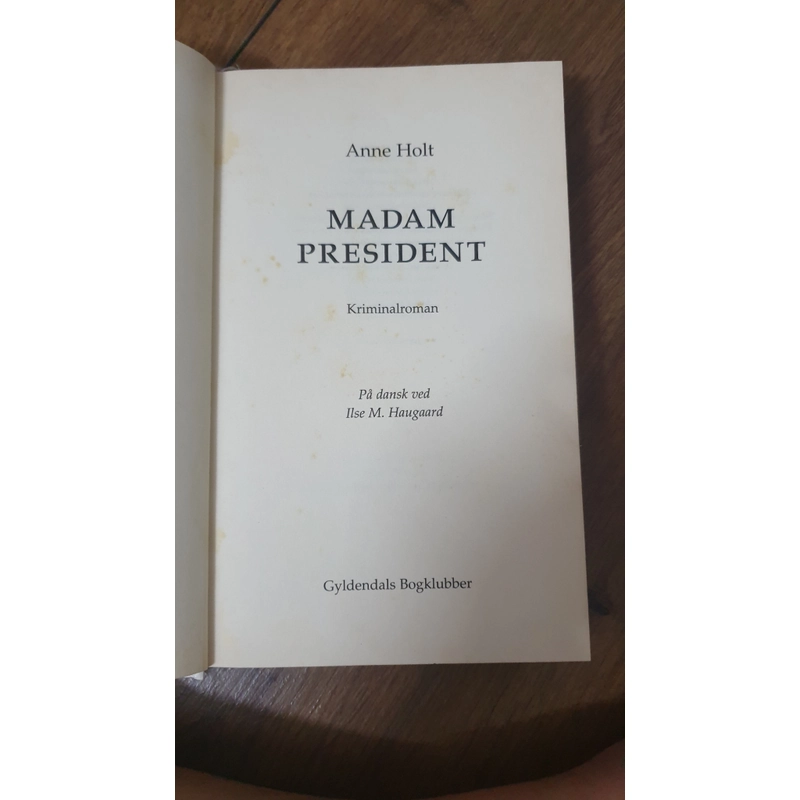 Tểu thuyết trinh thám "Madam President" 493105