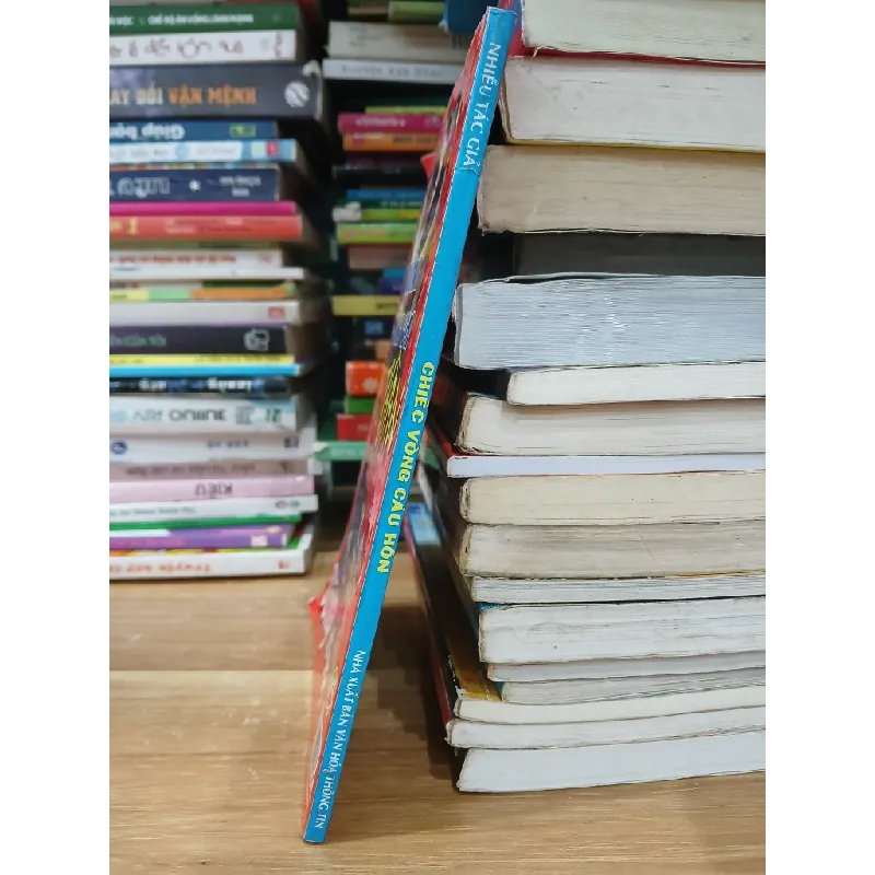 Chiếc vòng cầu hôn- nhiều tác giả 601922