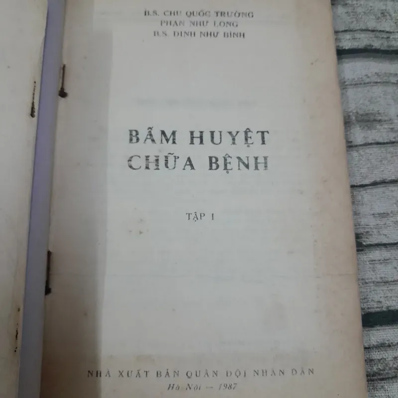 Bấm huyệt chữa bệnh Tập 1. B.s. Chu Quốc Trường...in năm 1987 728427