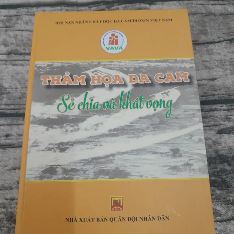 THẢM HỌA DA CAM-Sẻ chia và Khát vọng. Hội Nạn nhân Da cam VN. Nxb Quân Đội. 746988