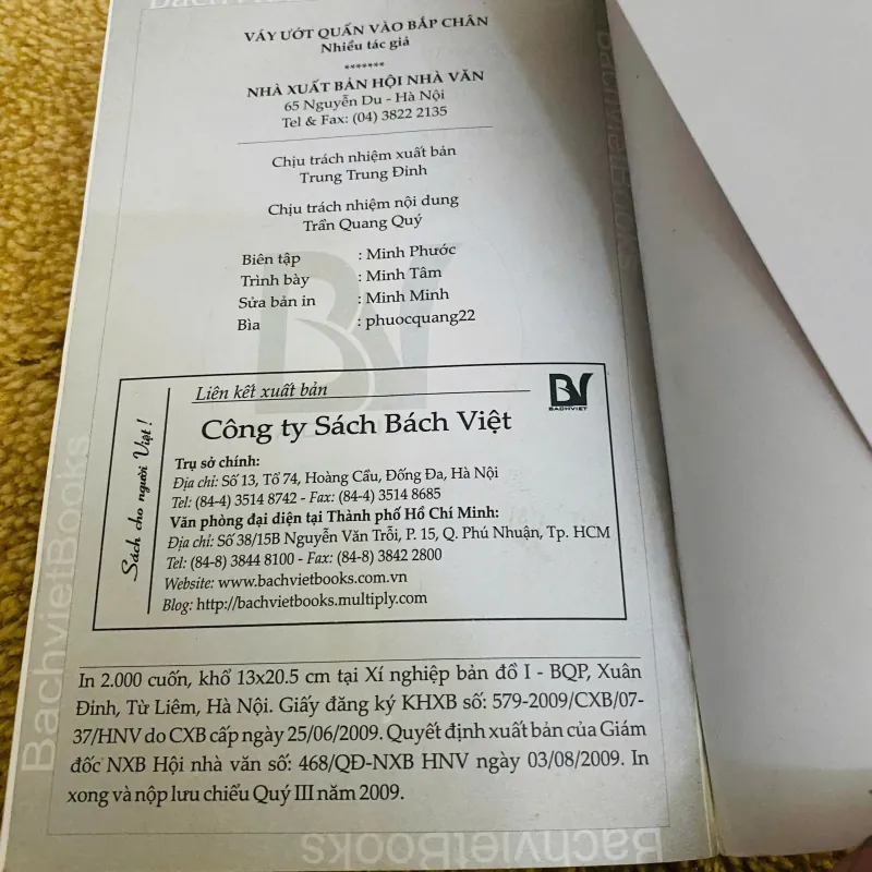 VÁY ƯỚT QUẤN VÀO BẮP CHÂN - TẬP TRUYỆN NGẮN 974520