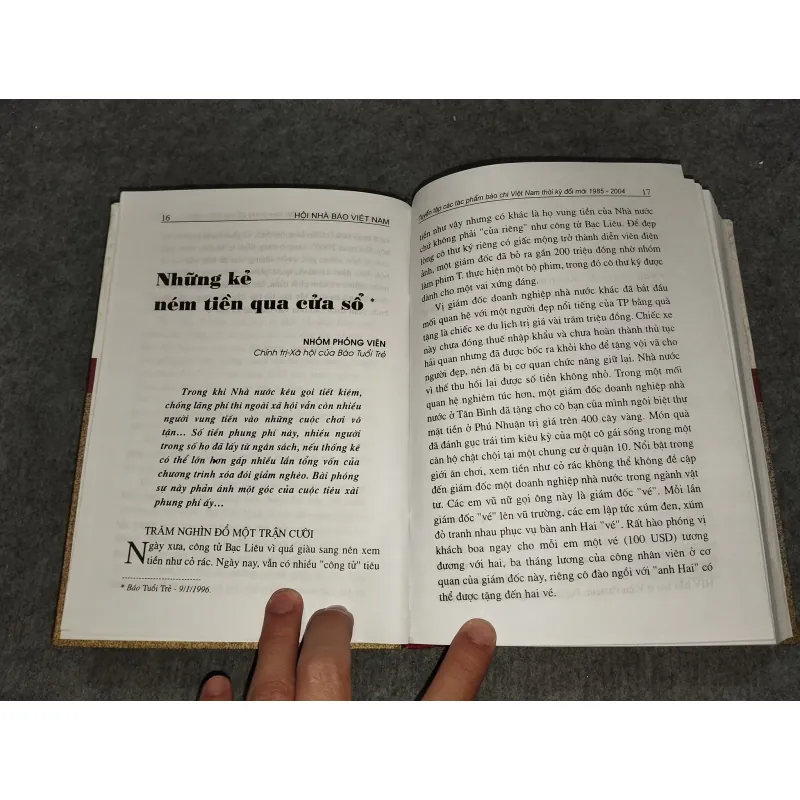 TUYỂN TẬP TÁC PHẨM BÁO CHÍ VIỆT NAM THỜI KỲ ĐỔI MỚI 1985 - 2004 TẬP II 701099