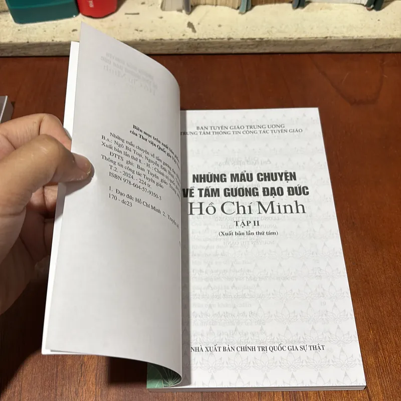 II Sách Lịch Sử: Những Mẫu Chuyện Về Tấm Gương Đạo Đức Hồ Chí Minh (2 Tập) - 2024 722827