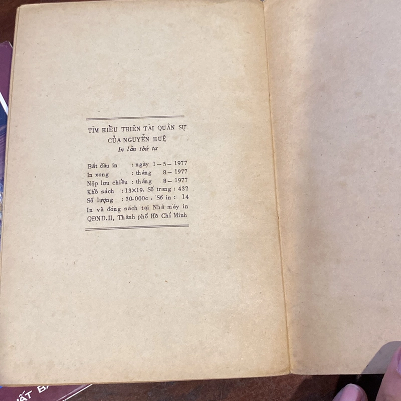 TÌM HIỂU THIÊN TÀI QUÂN SỰ CỦA NGUYỄN HUỆ (XB 1977) 472774