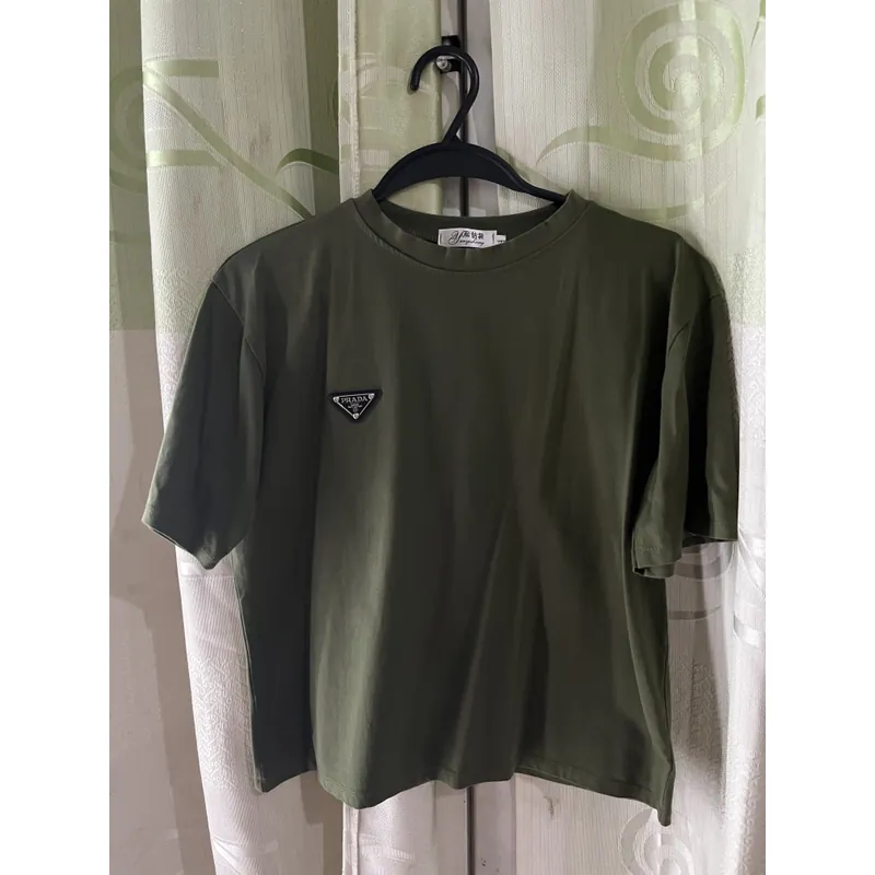 Áo thun màu xanh rêu 590360