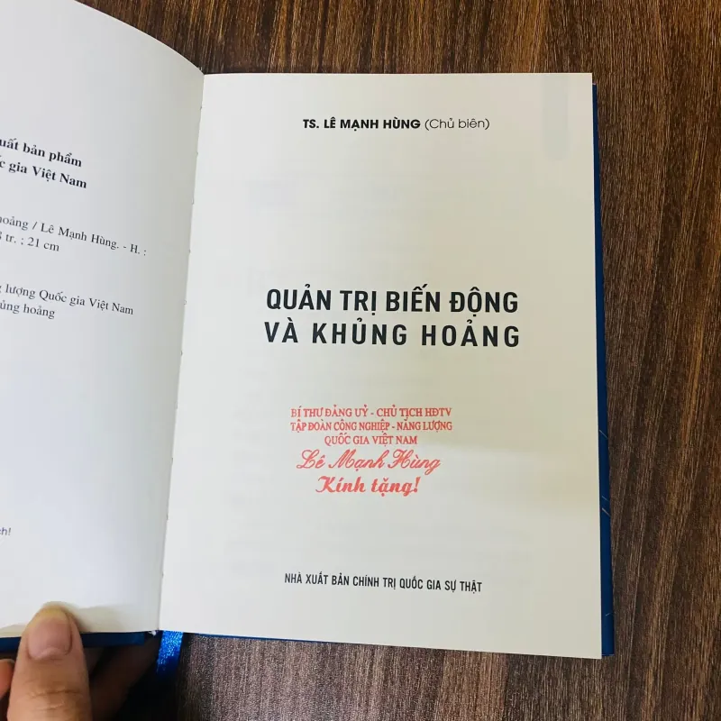Quản trị biến động và khủng hoảng - TS.Lê Mạnh Hùng (Bìa cứng)#HATRA 996881