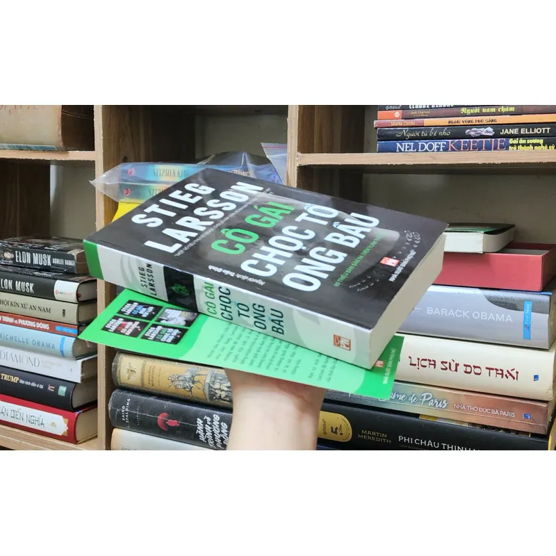 Truyện trinh thám Thụy Điển, tác giả: S. Larsson-CÔ GÁI CHỌC TỔ ONG BẦU (100%,full seal) 704307