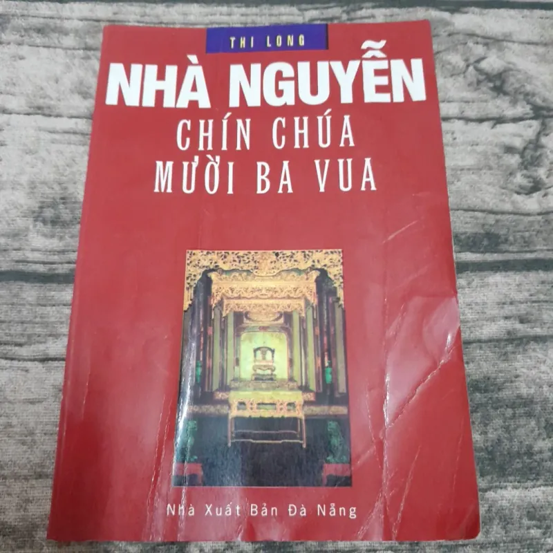 NHÀ NGUYỄN Chín Chúa Mười ba Vua- Tg Phi Long . Bản in 2003 Nxb Đà Nẵng 781265