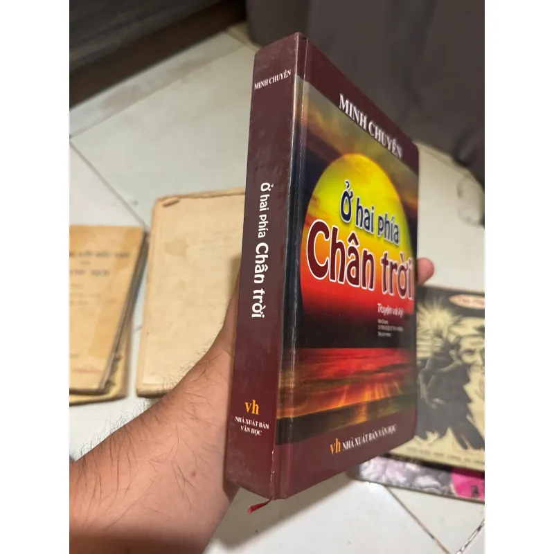 Sách du ký Ở hai phía chân trời  - bìa cứng  1010981