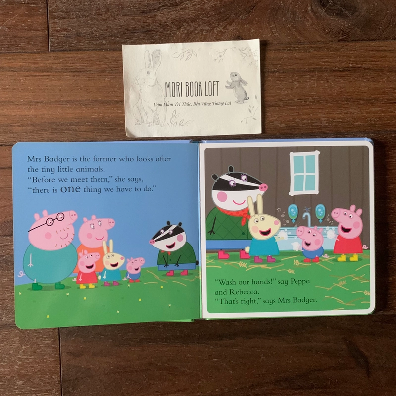 Sách ngoại văn Peppa Pig: Peppa at the Petting Farm, Used, Board Book 540733