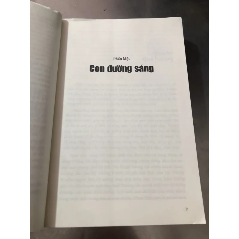 Người lữ hành lặng lẽ của tác giả Hữu Mai 977552