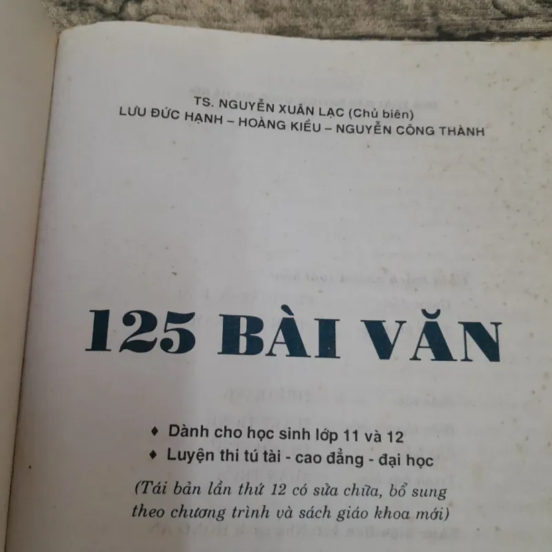 Luyện thi Tú tài, ĐH môn Văn: 125 bài văn lớp 11, 12. TS Nguyễn Xuân Lạc chủ biên 745135