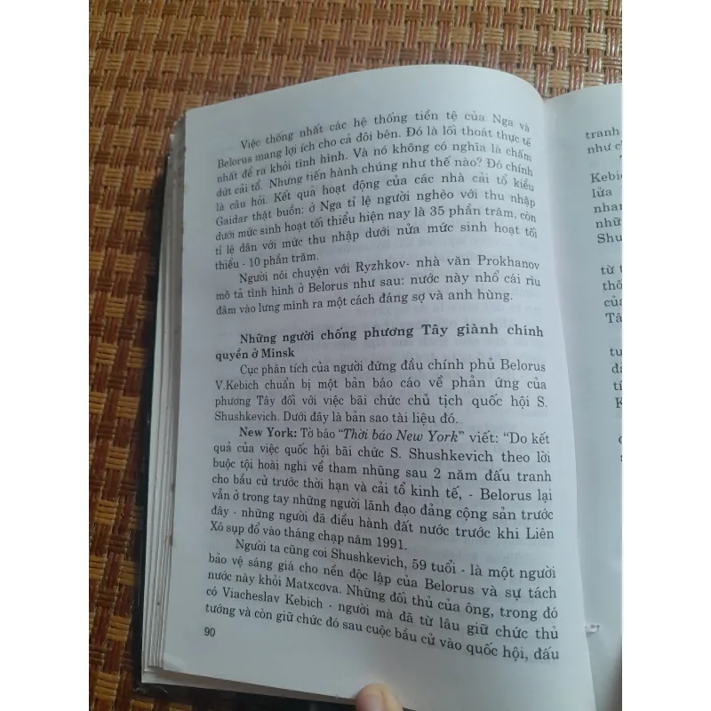 TRONG BÓNG TỐI ĐIỆN KREMLI 1024855