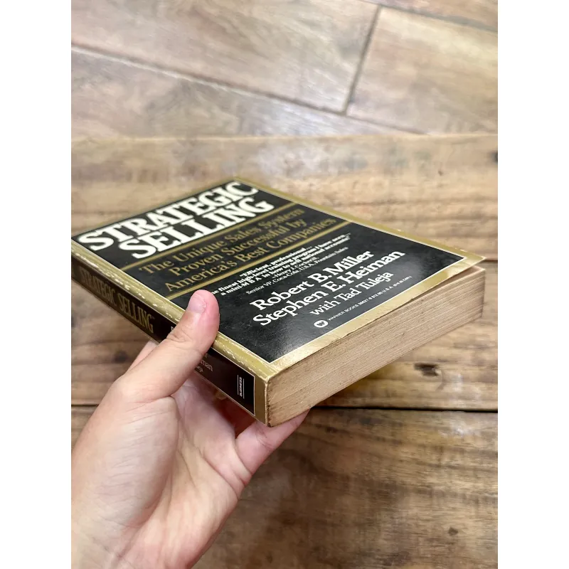 Strategic Selling - Robert B. Miller, Stephen E. Heiman, Tad Tuleja 730949
