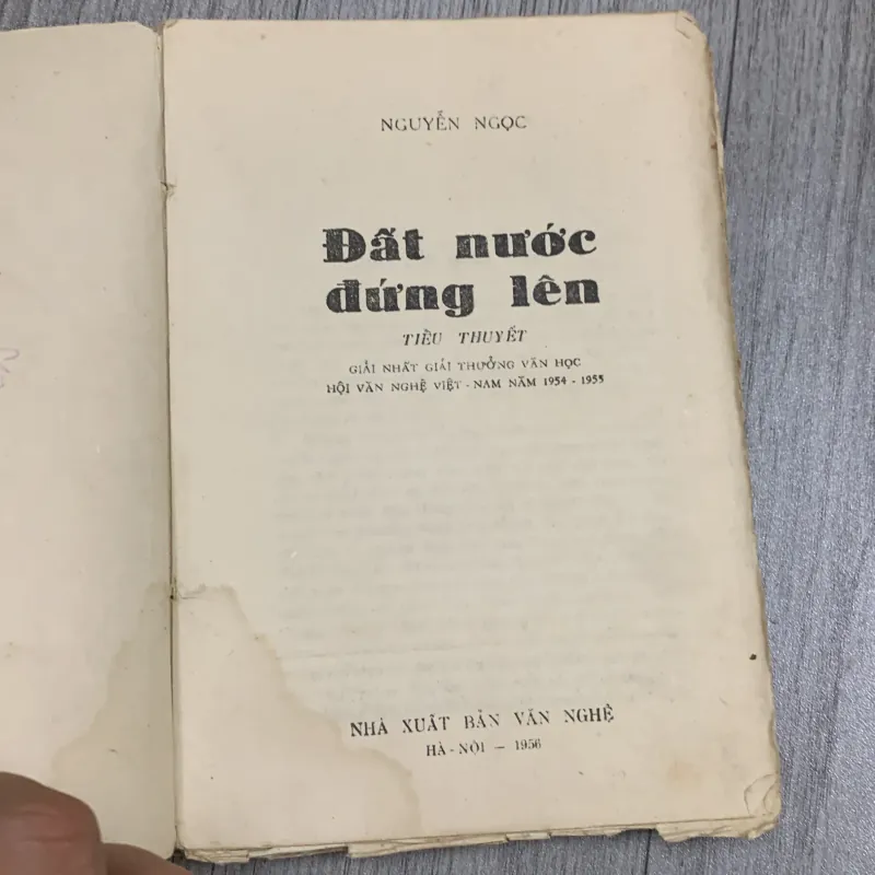 Đất nước đứng lên - nguyên ngọc 1956. 10a3 1025797