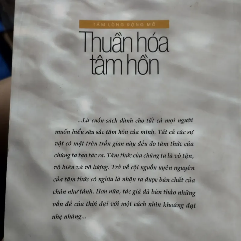 Cuốn sách trong ảnh là "Thuần hóa tâm hồn"  563658