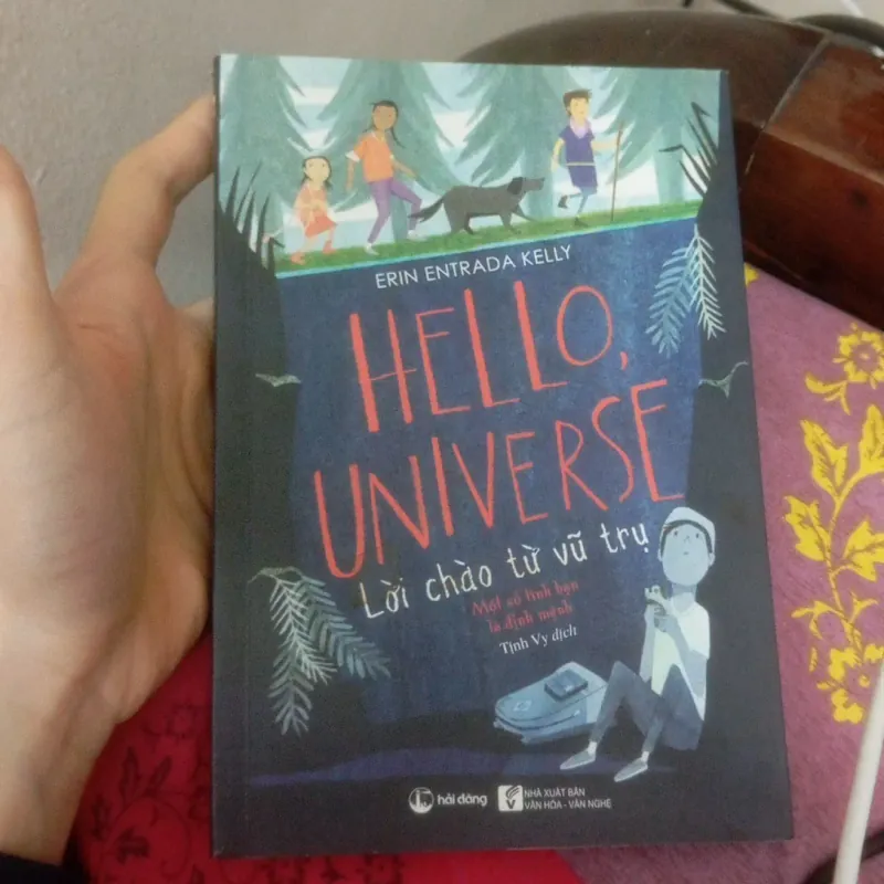 Sách lời chào từ vũ trụ - Hello Universe của Erin Entrada Kelly  784757