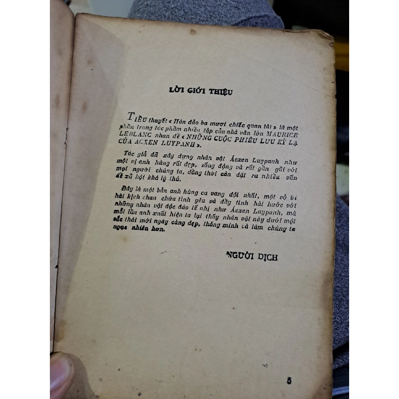 Hòn đảo 30 chiếc quan tài mới 70% ố rách bìa Văn học nước ngoài HCM1709 923479