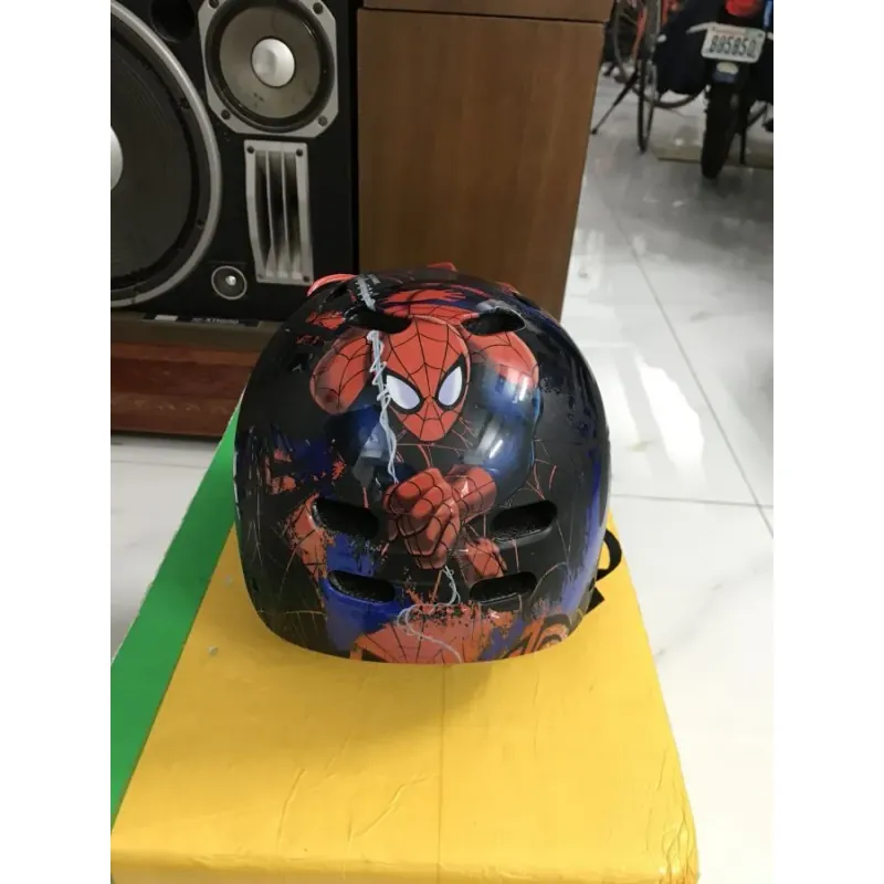 nón bảo hiểm có hình con nhiện 933490