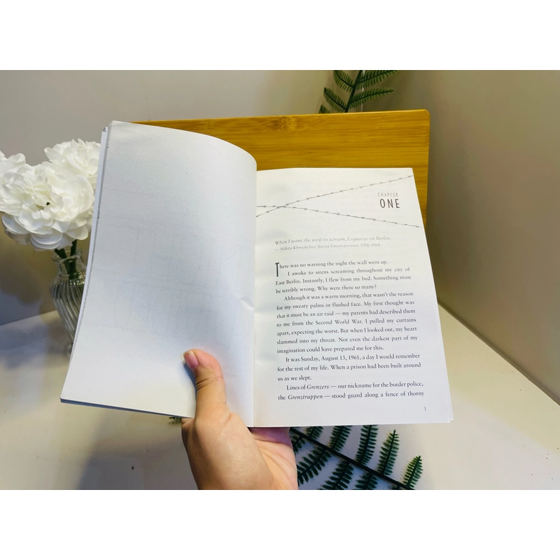 [Sách 2hand từ US] Like new 90% - A Night Divided của Jennifer A. Nielsen 474512