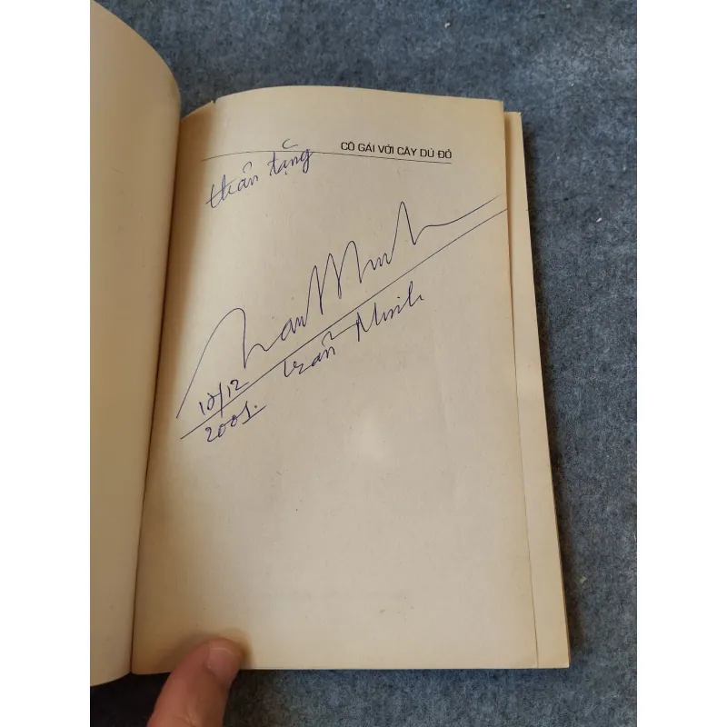 CÔ GÁI VỚI CÂY DÙ ĐỎ 719919