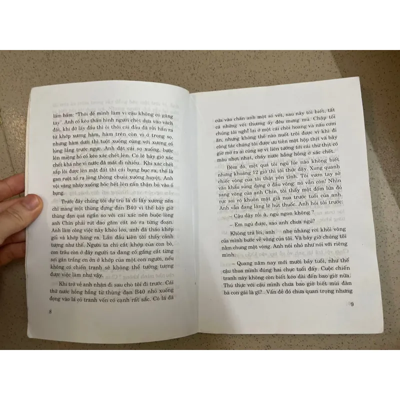 Cô Gái Vùng Chiến Tuyến – Tập ký chiến tranh sâu sắc 605978