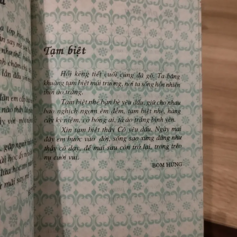 cuốn sách thơ có tên là "Bông Hồng Dáng Thần Cỏ" do Phương Quỳnh tuyển chọn 1032204