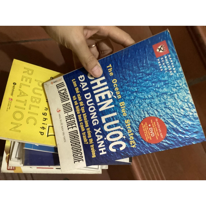 Sách The Ocen Blue Strategy: Chiến lược đại dương xanh 311325