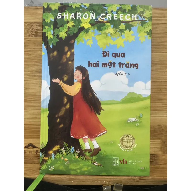 Đi qua hai mặt trăng - Bìa cứng  784067