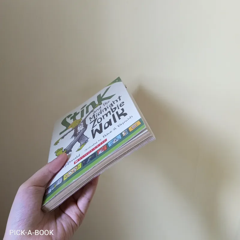 Truyện Tiếng Anh luyện đọc chủ đề Halloween Stink And The Midnight Zombie Walk 612448