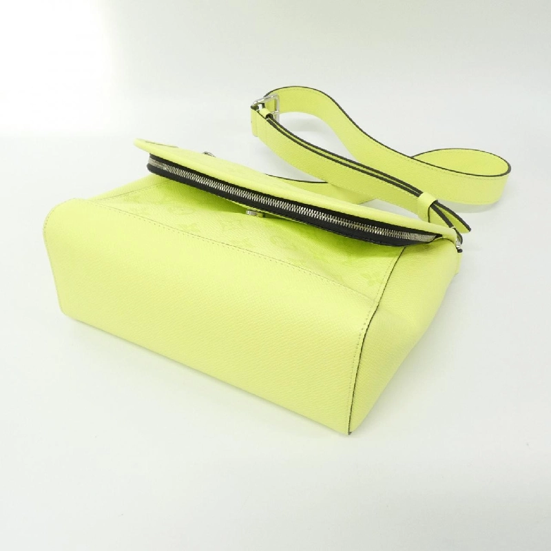 Túi xách Louis Vuitton Taiga Lama Pulse Messenger M14079 618434