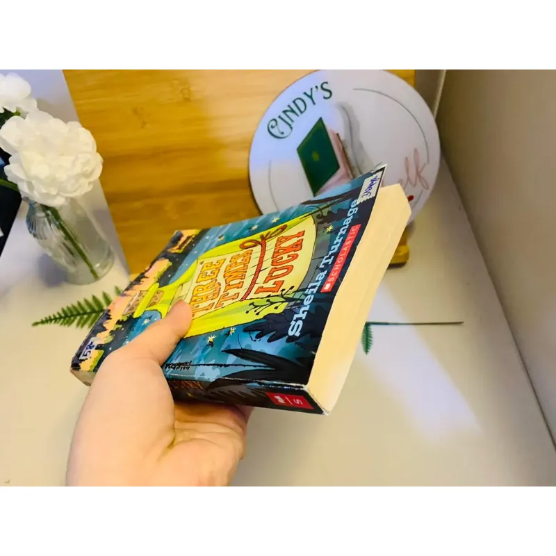 [Sách tiếng Anh 2hand] Like new 90% - 🌈 Three Times Lucky - Sheila Turnage 🪄 592592