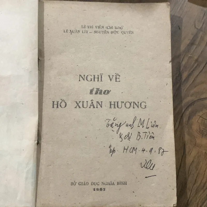 Nghĩ về thơ Hòi Xuân Hương, Lê Trí Viễn  1027660