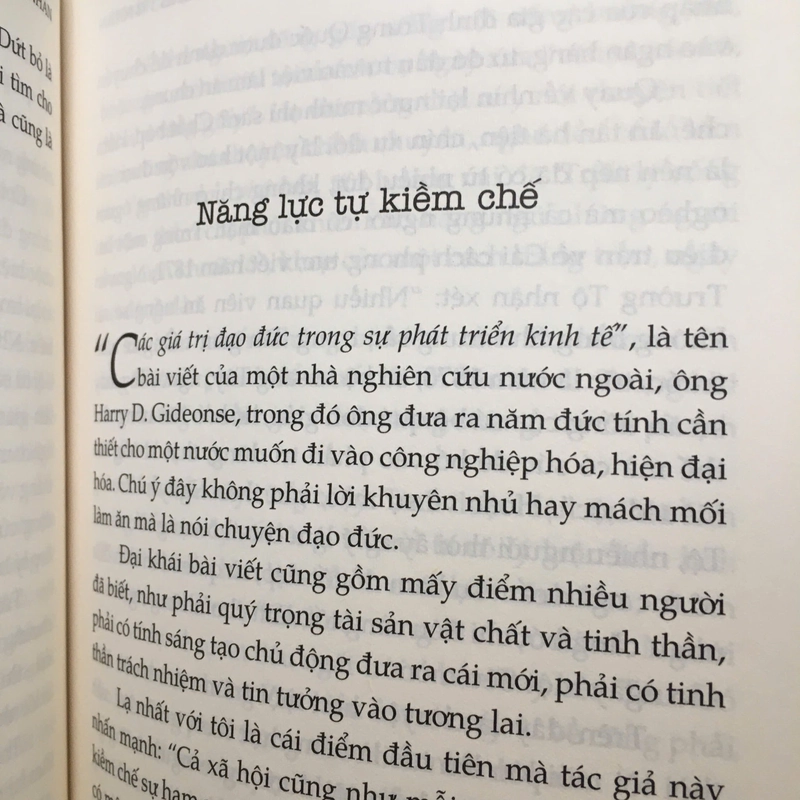 Phiếm luận - Những chấn thương tâm lý hiện đại - Vương Trí Nhàn - Mới 90% 466644