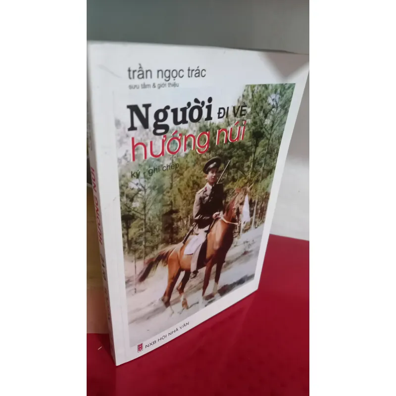 Người đi về hướng núi  750860