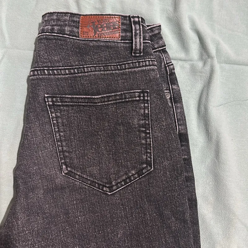 Quần Jean Yody size 26 như mới , màu đen muối tiêu  1024257