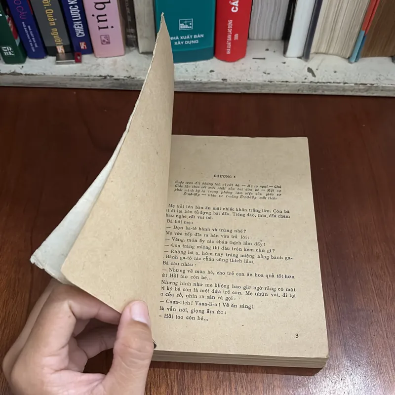 II Sách Xưa: Cuộc Phiêu Lưu Kỳ Lạ Của Carích Và Valia - Ian Lary - 1983 605987