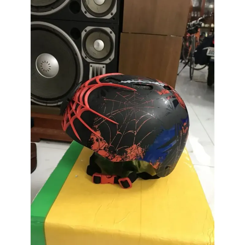 nón bảo hiểm có hình con nhiện 933490