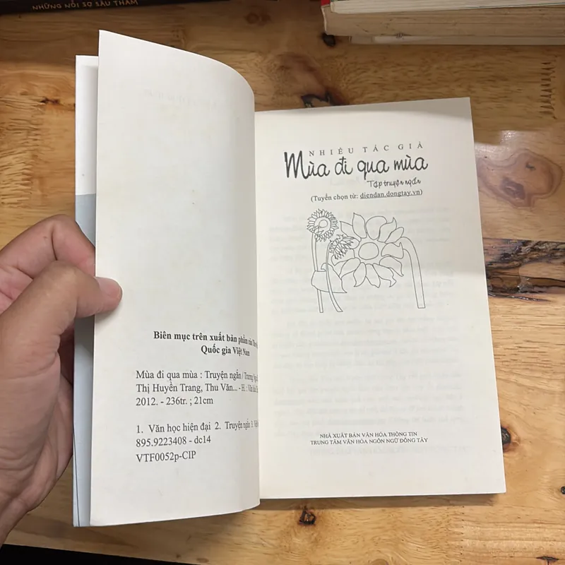 II Tập Truyện Ngắn: Mùa Đi Qua Mùa - Nhiều Tác Giả - 2012 697209