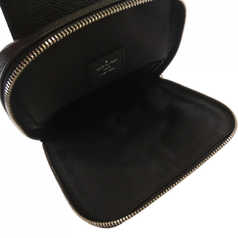 Túi đeo chéo Louis Vuitton Taiga Avenue M30443 - Hàng hiệu Chính hãng 764061