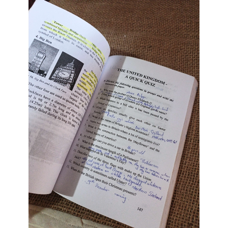 AMERICAN AND BRITISH CULTURES 2014 mới 80% có viết (Sách tự học tiếng Anh) HLSC2404 1028497