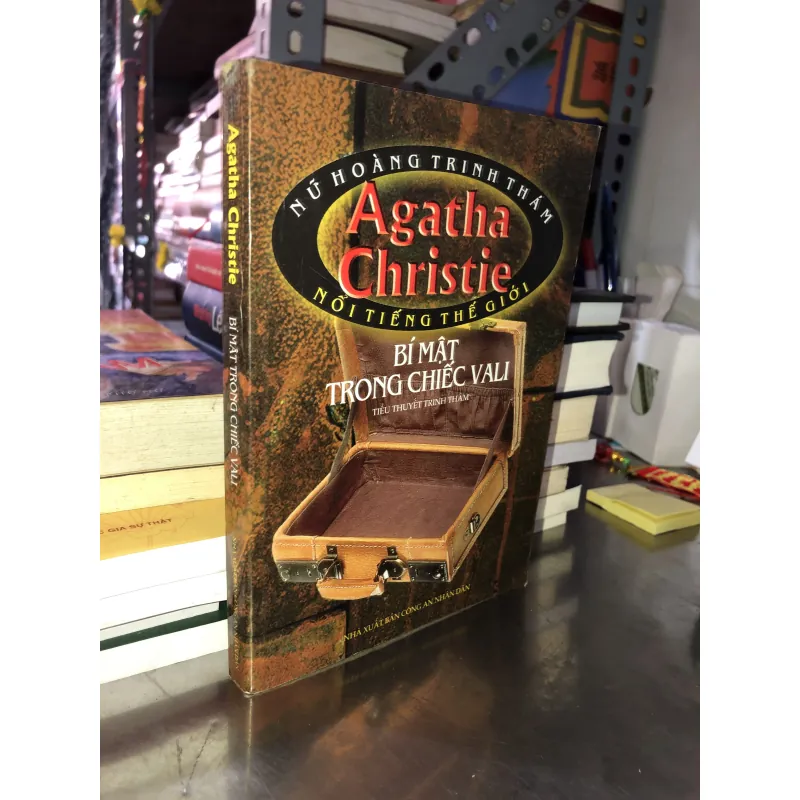 Bí mật trong chiếc vali - Agatha Christie 999458
