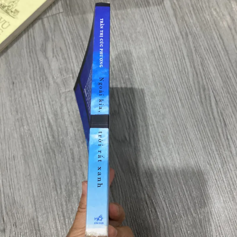 Ngoài kia, trời rất xanh 1027541